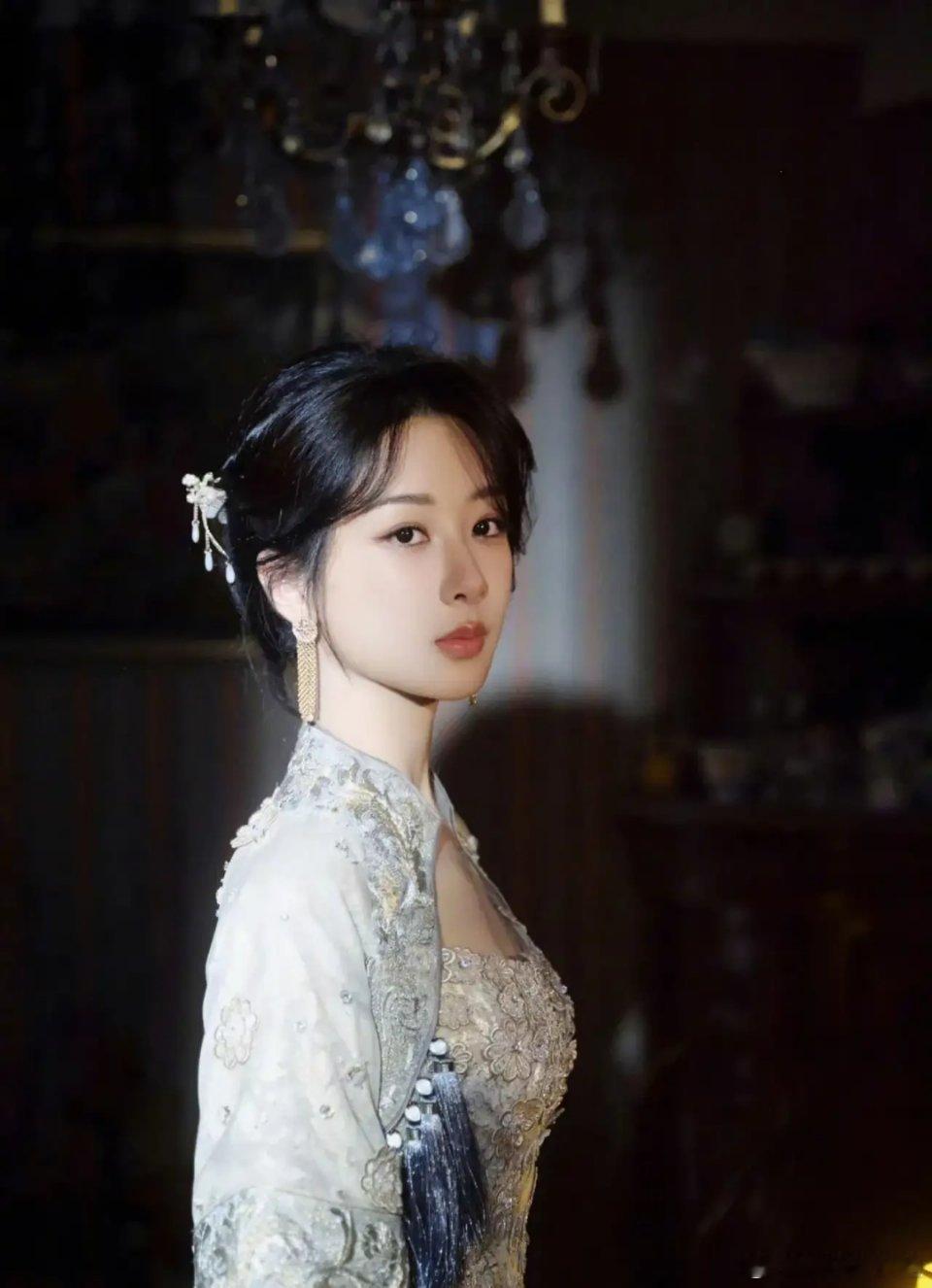 #杨紫裸背鱼骨辫#杨紫登费加罗八月高定刊封面，裸背造型搭配鱼骨辫，惊艳亮相，超美