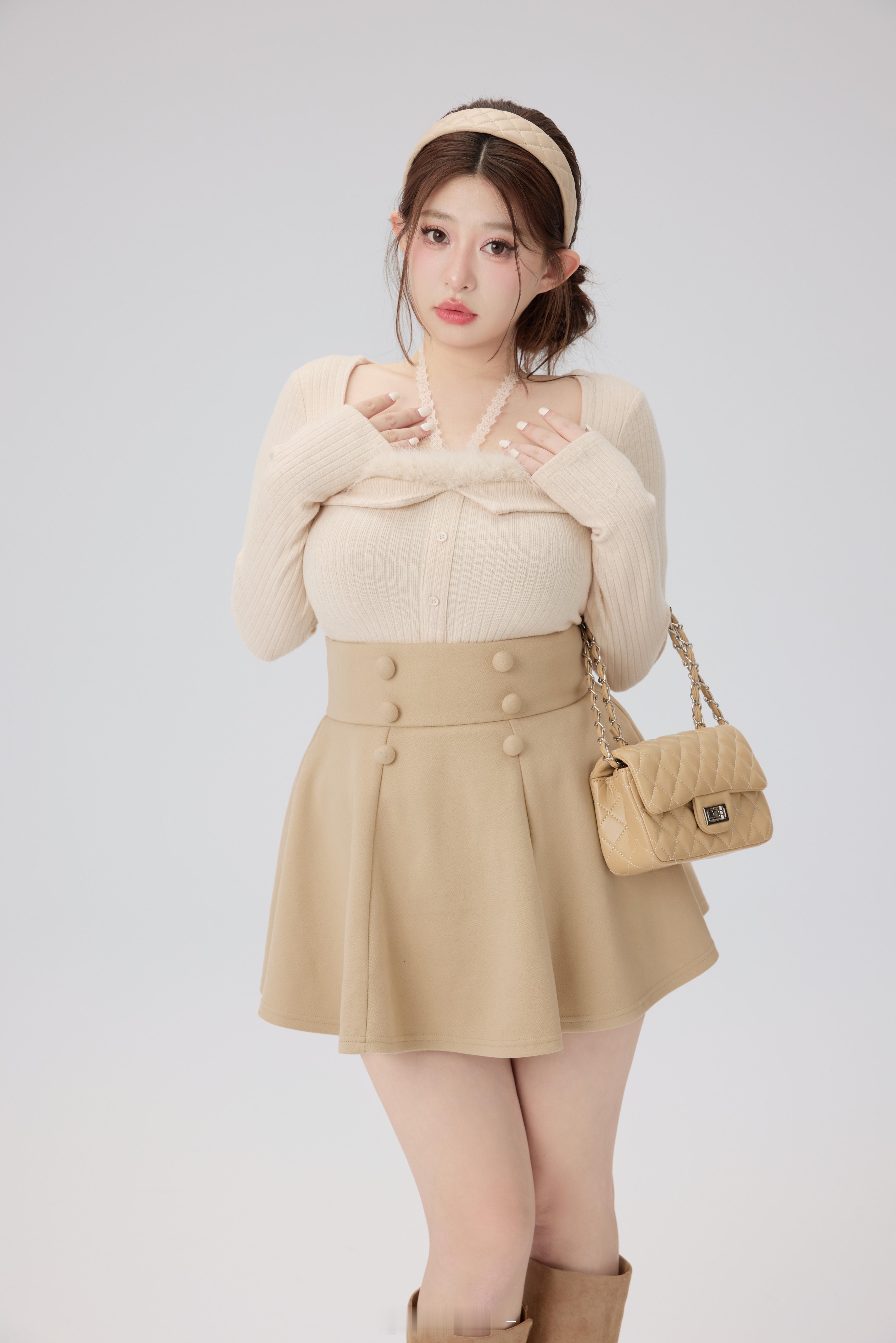 纯欲赛道NO.1～白兔TEE!!!!🐰挂脖设计更好的弱化斜方肌颜色的选择也是精