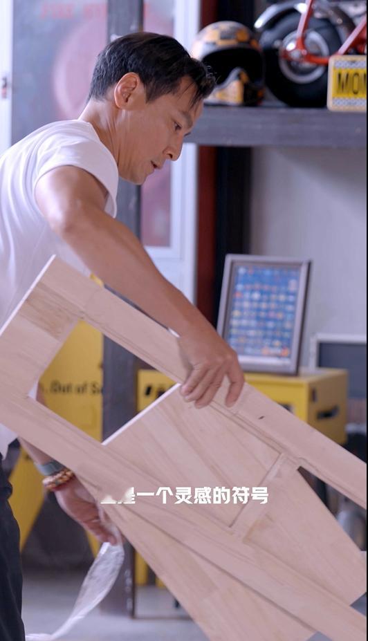 #吴彦祖的第一台SUV改装作品# 这个男人不仅长得帅，动手能力也可以的，吴彦祖那