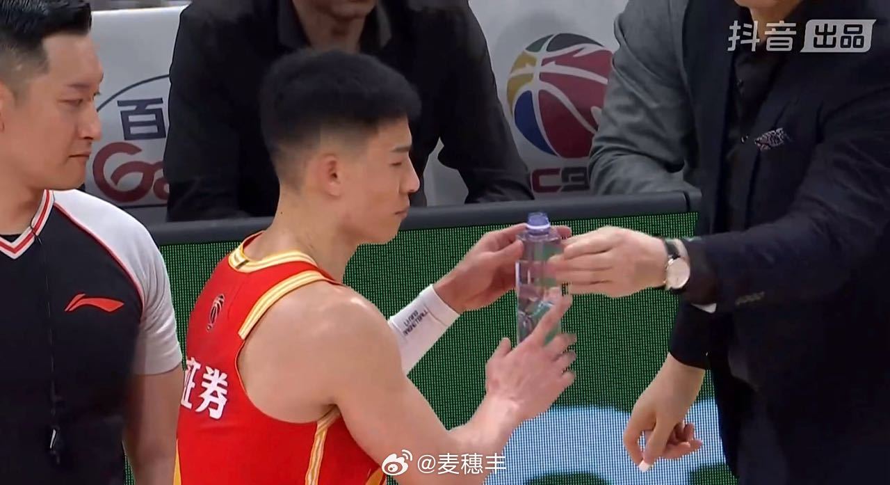 林秉圣今天起到了绝境奇兵的作用，配得上王博指导亲自给他递水的待遇。广厦男篮vs上