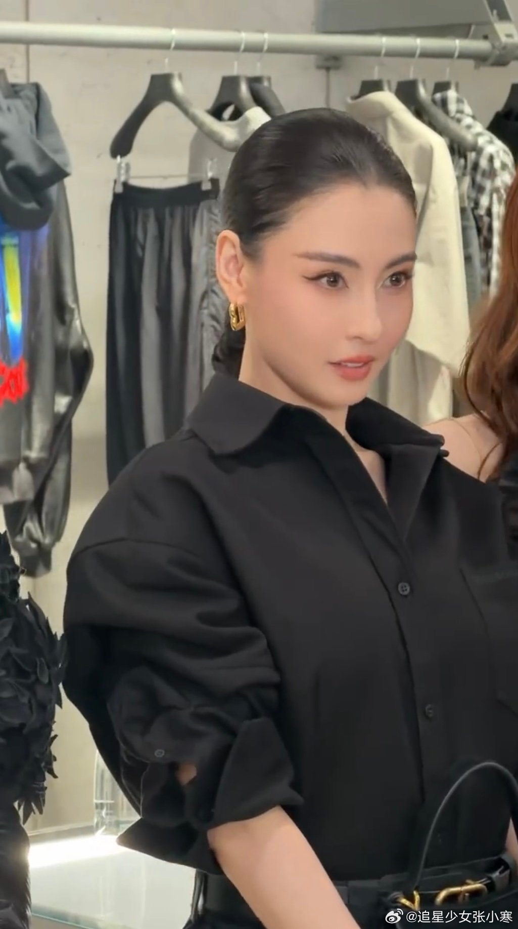 张柏芝线下活动状态张柏芝生图直出的美貌张柏芝的生图完全不输精修，高清镜头下连发丝