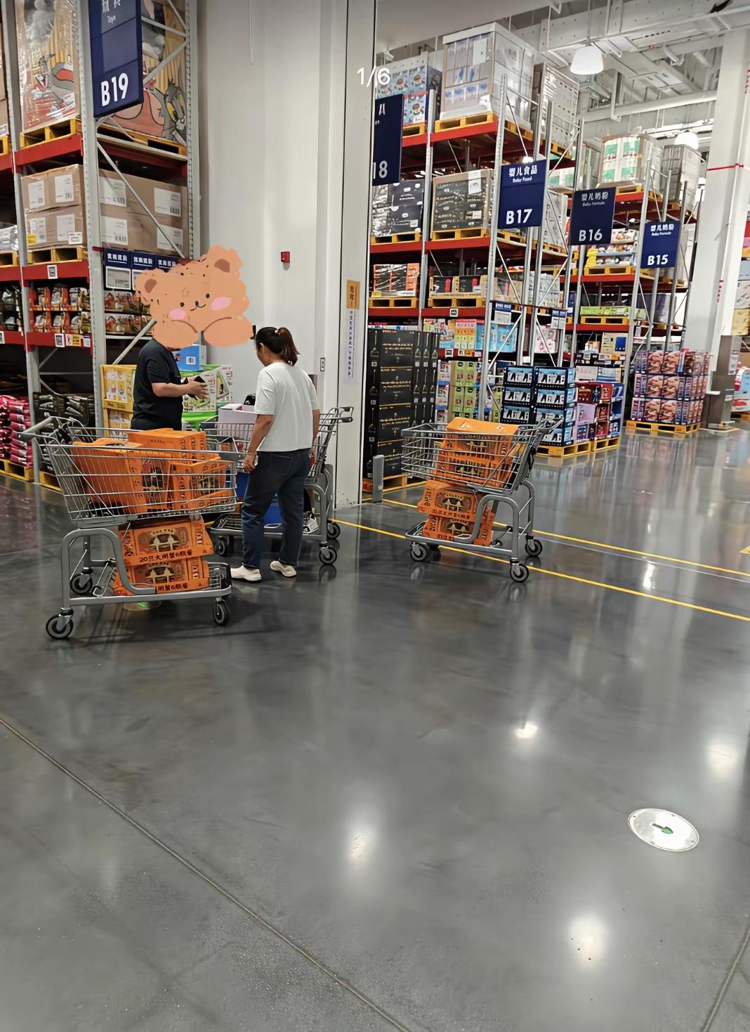 山姆折扣商品刚跳水就被秒光，黄牛批量扫货，普通会员根本抢不到😂
 
早上逛唐镇