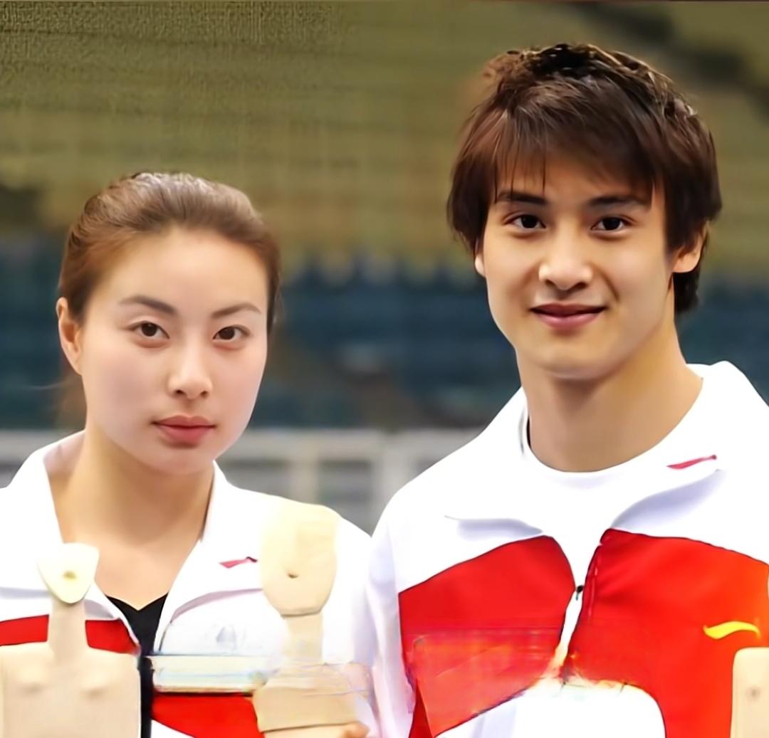 九十年代，郭晶晶和田亮真是跳水界的
神仙组合，他们颜值特别高，一个男顶尖跳水运动