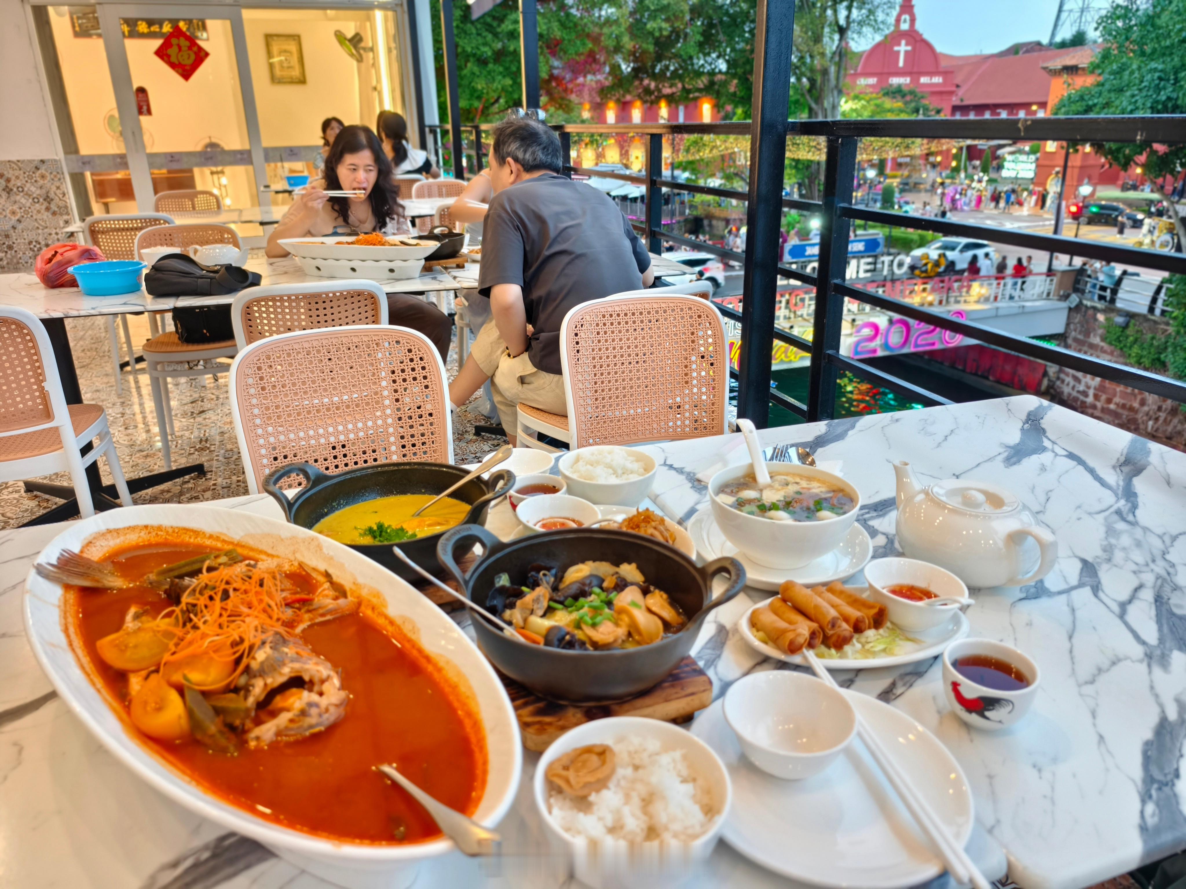 除夕夜，在马六甲河边吃了一顿难忘的年夜饭，南洋古城年味十足！ 马来西亚·马六甲河