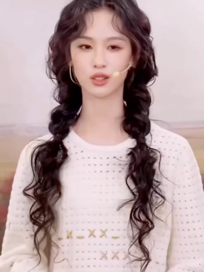 陈都灵今日份直播造型，好乖的羊毛卷[期待] ​​​