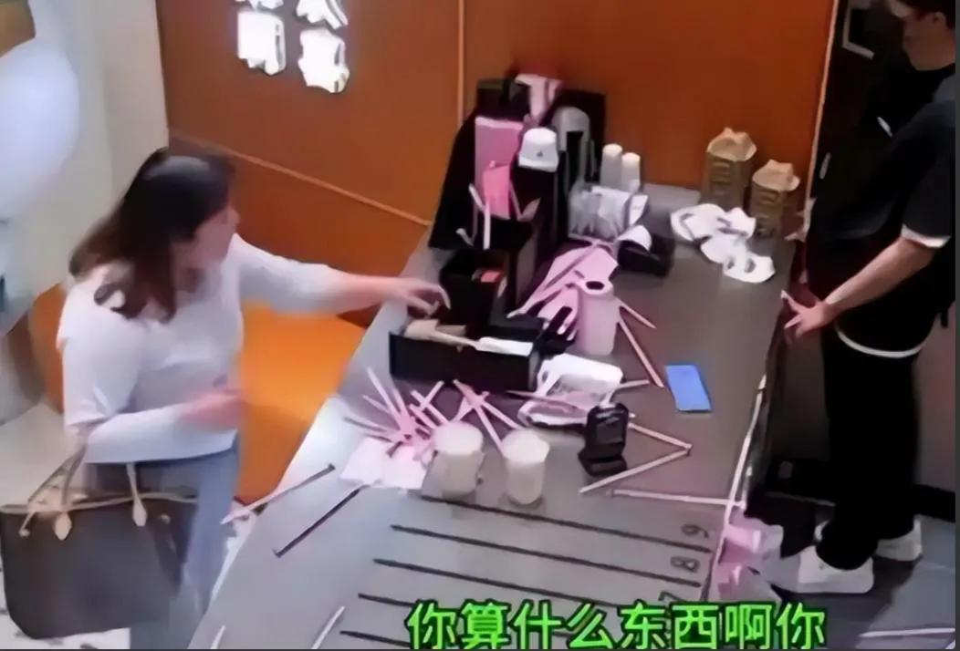 同为班主任有感：读书人，贵在一团和气
 
同为一名班主任，看到连云港这位女教师的