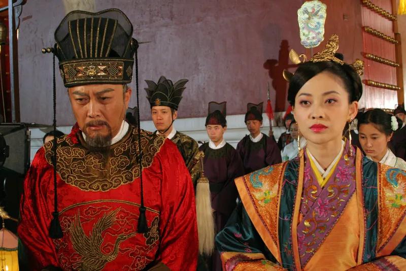 历史总是用血泪教训告诫世人：娶二婚带孩子的女人，堪称男性人生的「地狱模式」。  