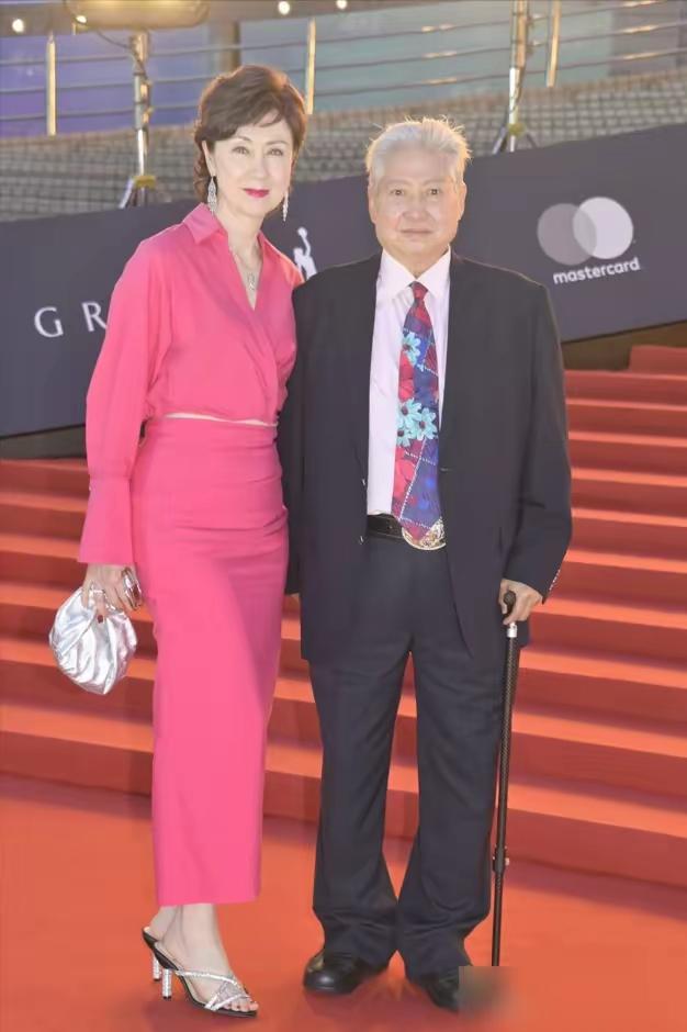 76岁洪金宝突然暴瘦几十斤，别再猜抽脂节食了，真相远比你想的更揪心！儿子洪天明亲