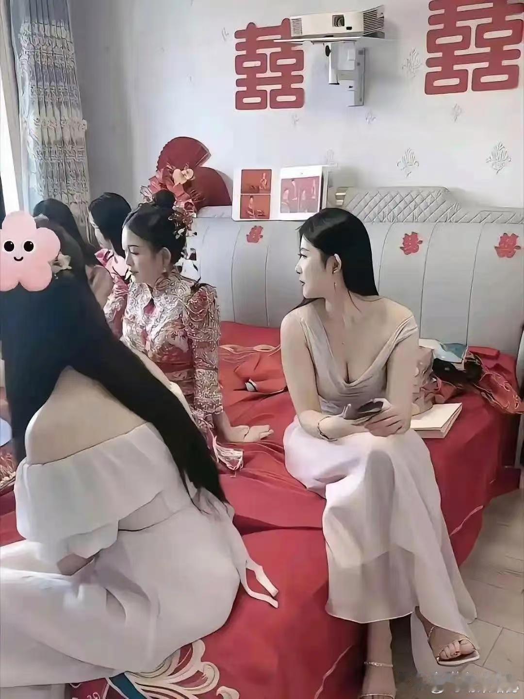 这新娘的风头都被伴娘给抢了吧 