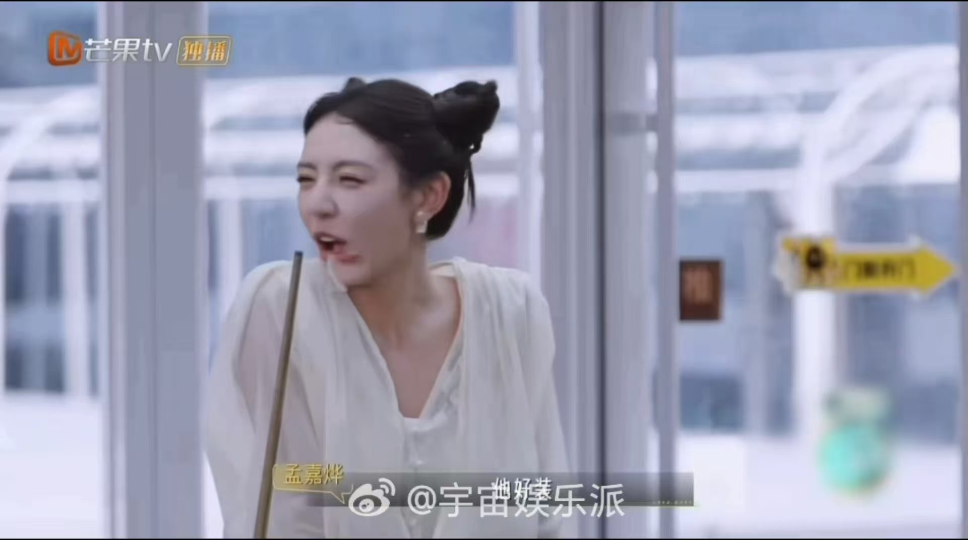 恋综女嘉宾当面吐槽男嘉宾好装心动双重奏 徐斯铖打台球前谦虚说自己很菜，结果上手就