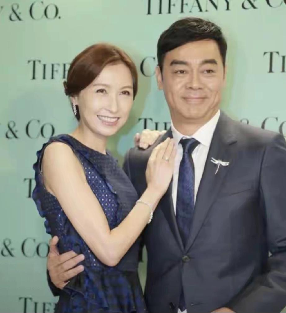 58岁郭蔼明超市买菜被拍！1400元包背4年，身家过亿却低调到极致
 
    