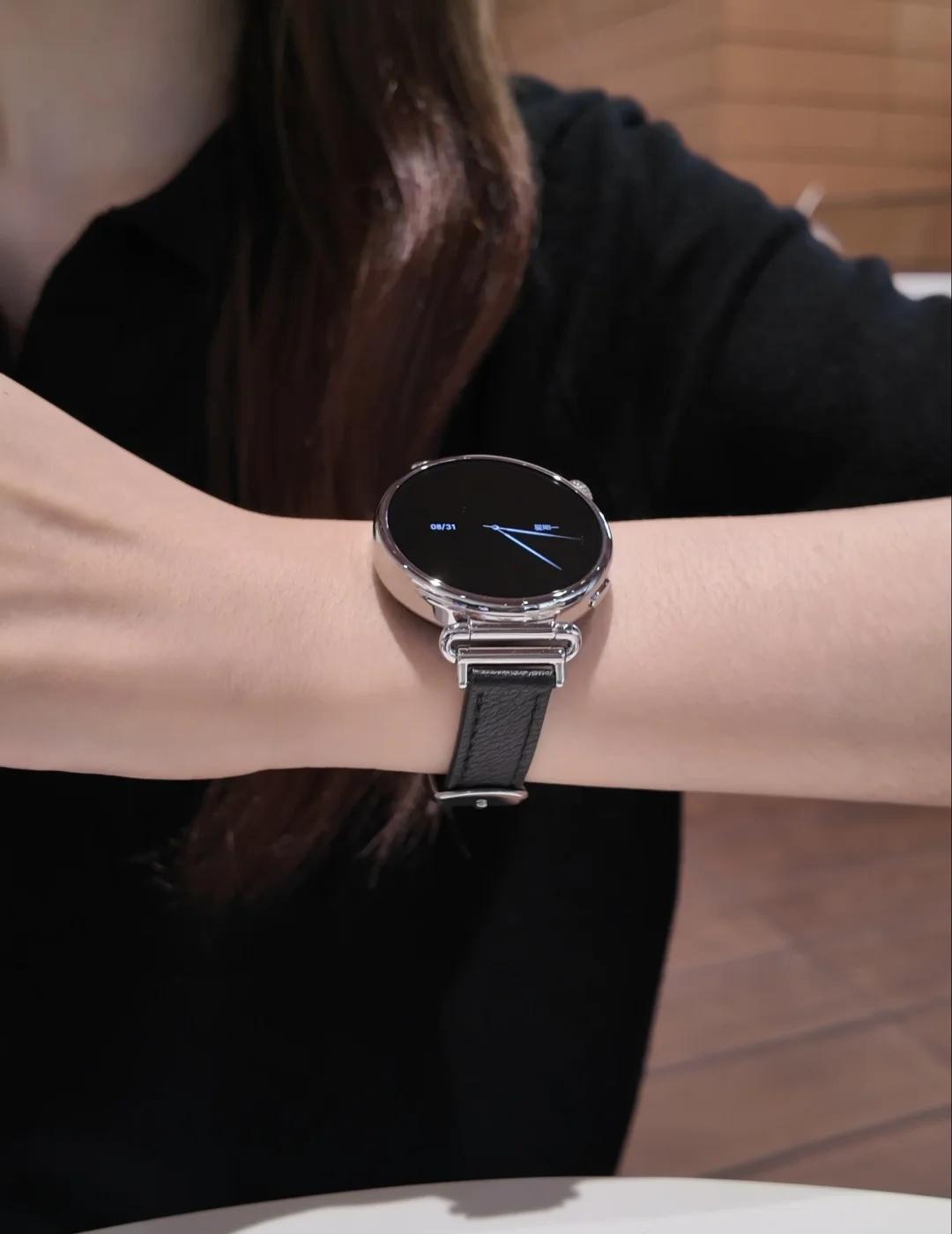华为gt7…黑色高级美学！！！
华为gt7搭配黑色小羊皮⌚️
表带很舒服细细的戴