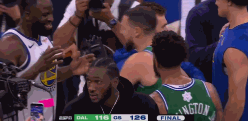 回来吧！克莱赛后拥抱了勇士所有人！
在今天NBA勇士与独行侠的圣诞大战结束后 勇