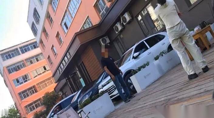 7月29日，新疆伊宁某酒店的前台，一张刚打出来的结账单被拍在大理石桌面上。王先生