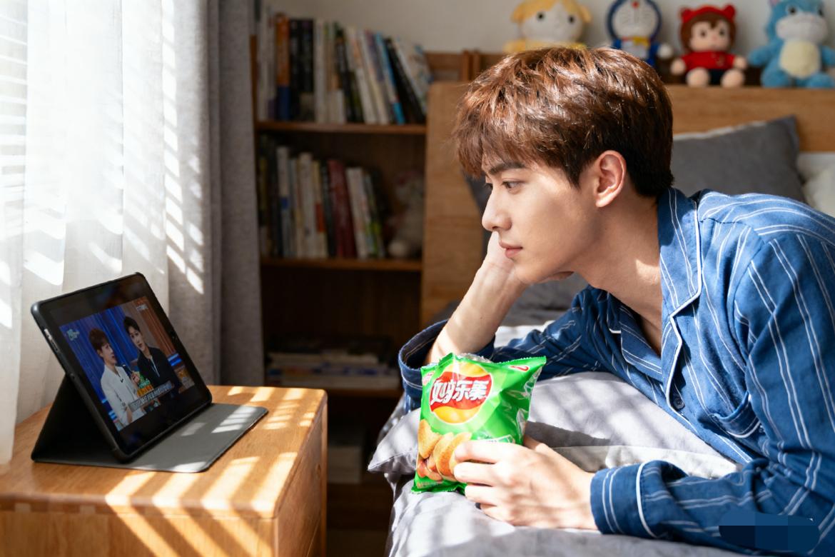 租客卖惨骗房东钱当“榜一”！上海七旬房东好心收留租客，谁料租客为当直播“榜一大哥