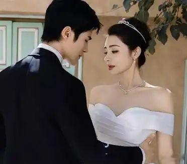麦迪娜公开与姜潮婚礼日期，俩人婚礼定在8月12日，那天也是姜潮35岁生日。麦迪娜