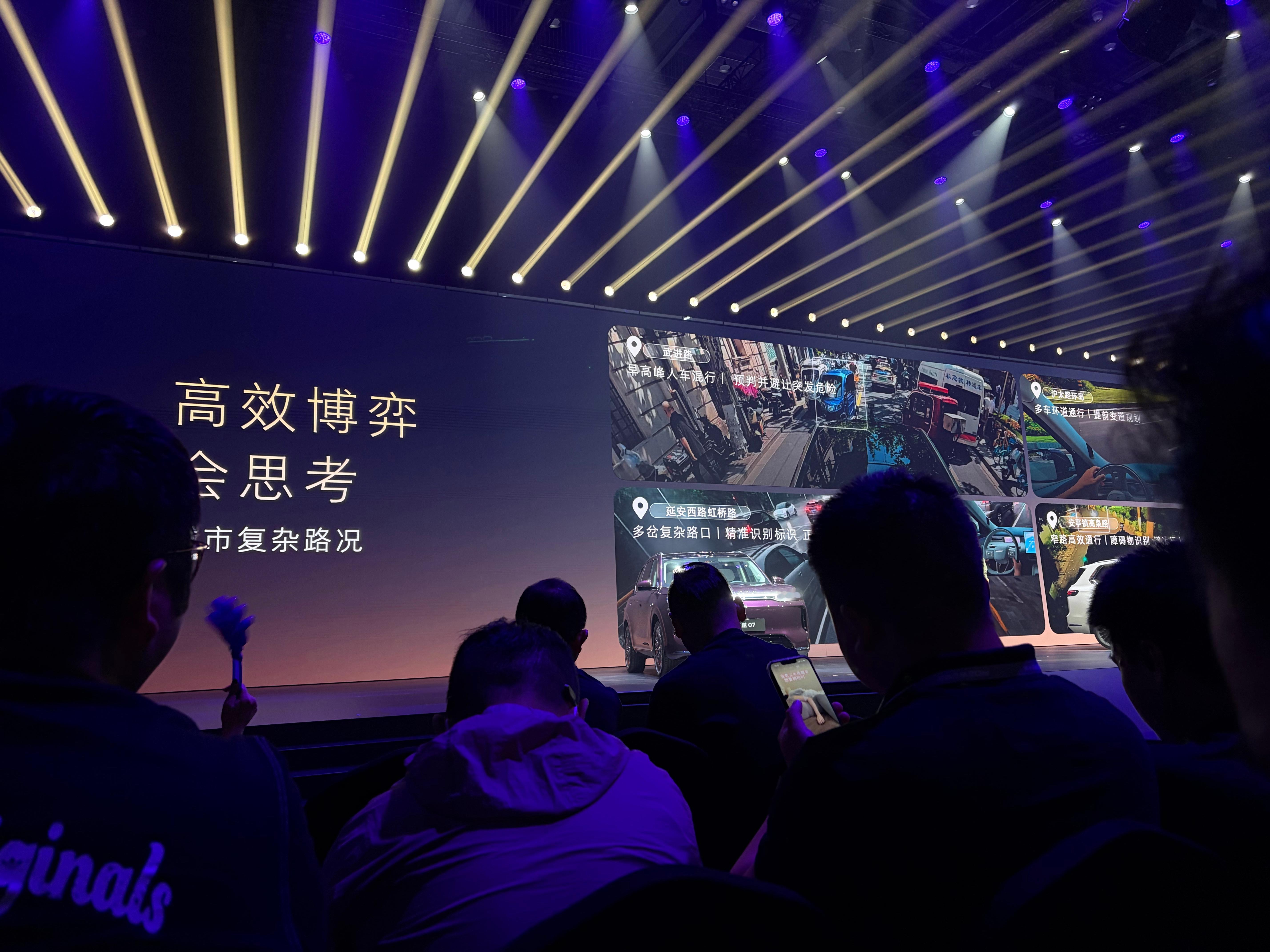 确实没想到荣威家越07是一台15万级的车，配置真的还不错。纯电续航320公里，综
