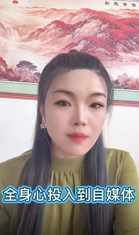 太可怕了，让嫂最终目的曝光，要直播带货？让嫂最近退出了高兴社的票务工作。转头和侯