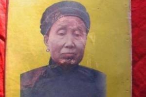 1950年7月16日，伟人亲自下令将一个70岁老太被拉到广场执行死刑，随着一声枪