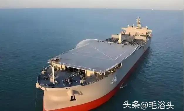 伊朗首艘无人机航母正式下水。
当地时间2月6日，伊朗伊斯兰革命卫队举行了一场备受