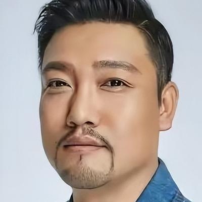 一顿饭的功夫，一段1分42秒的偷拍视频，让一个在部队说相声起步、35岁辞掉副处长