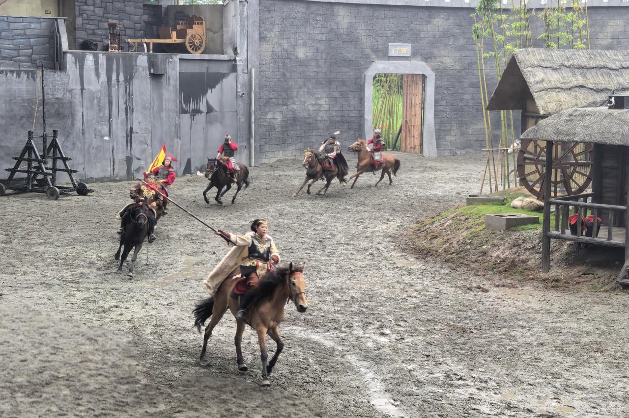 梦回青城，沉浸式观看马超镇守都江堰实景演出｜漫步梦回青城小镇，沉浸式邂逅一场荡气