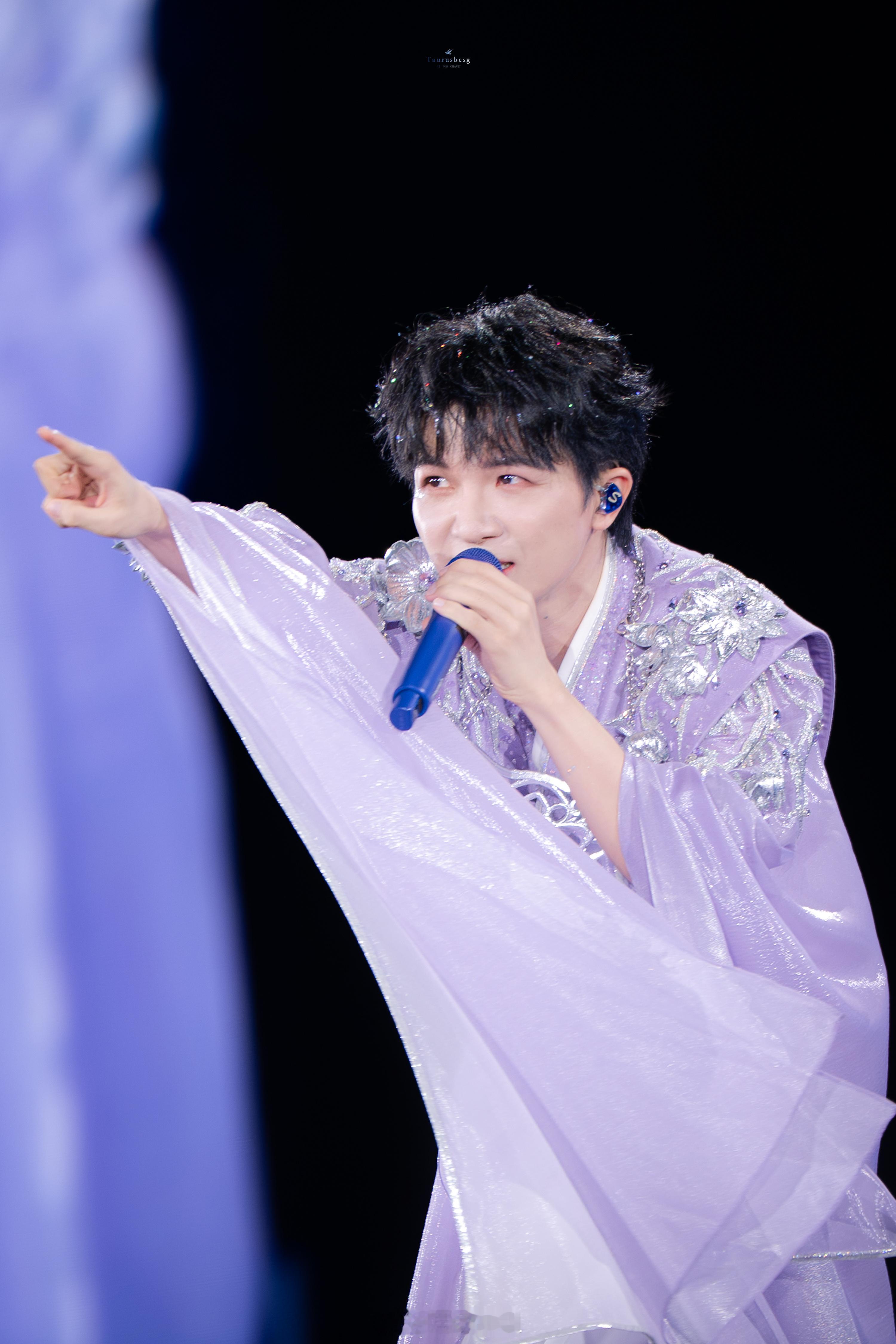 鸟巢超大场地格外考验舞美设计，周深这次演唱会舞台视觉与音乐完美融合，氛围感高级震