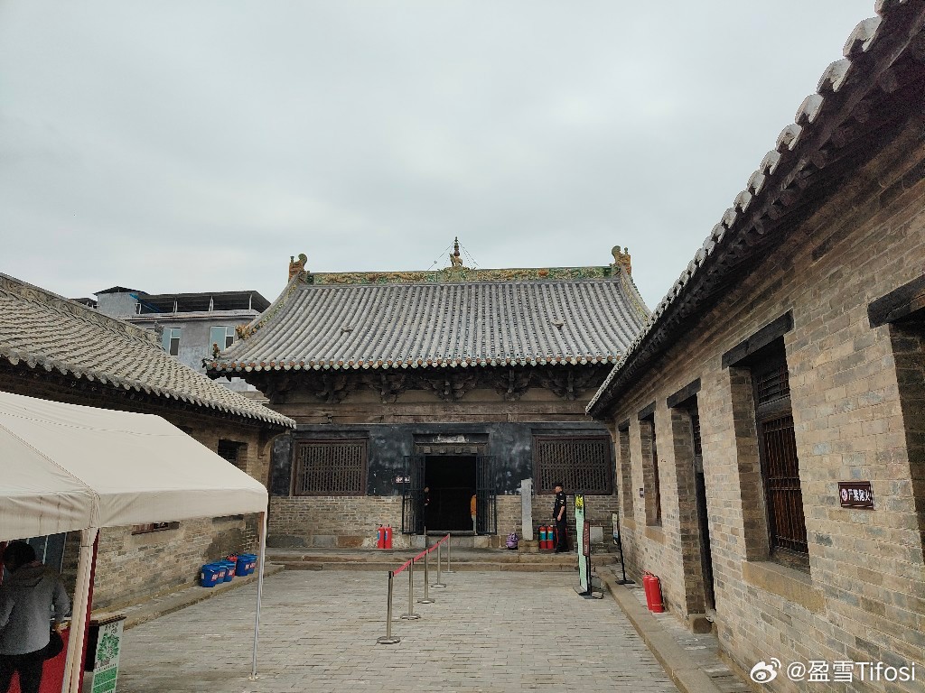 高平铁佛寺又称米山提佛寺，The Temple of Tifosi. 院里有个卖