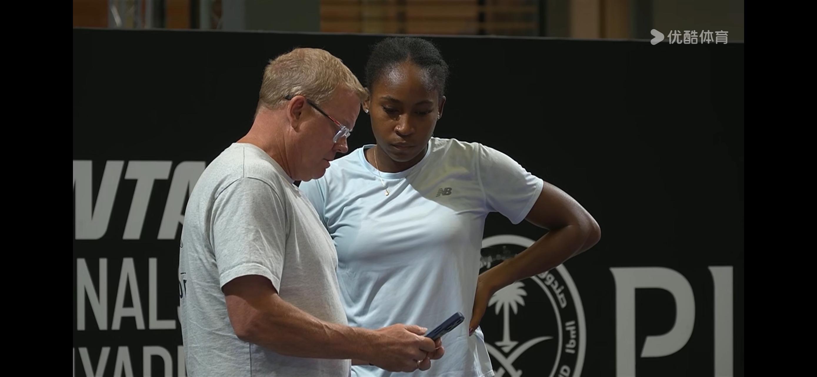 高芙摆脱首场对阵佩古拉时狂送双误和非受迫性失误的低迷状态，以6-3、6-2力克状