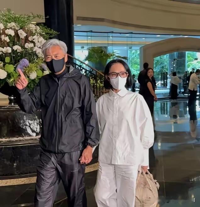 你不得不服施南生，
昨天在她的追思会上，
余安安和周润发离婚几十年了，居然是第一