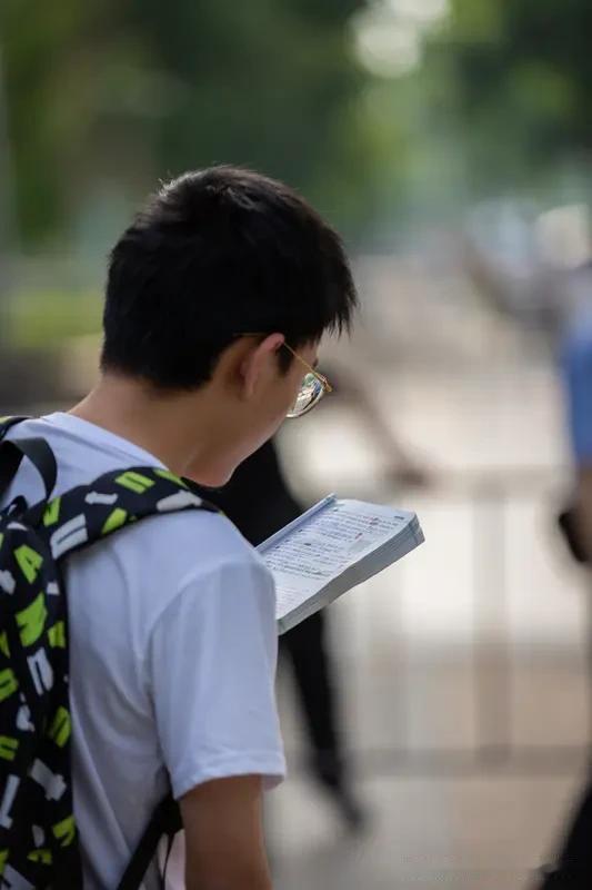 看到“夏风知少年，蝉鸣赴前程”这段话，就想起那些努力的考生，熬夜刷题、默默坚持，