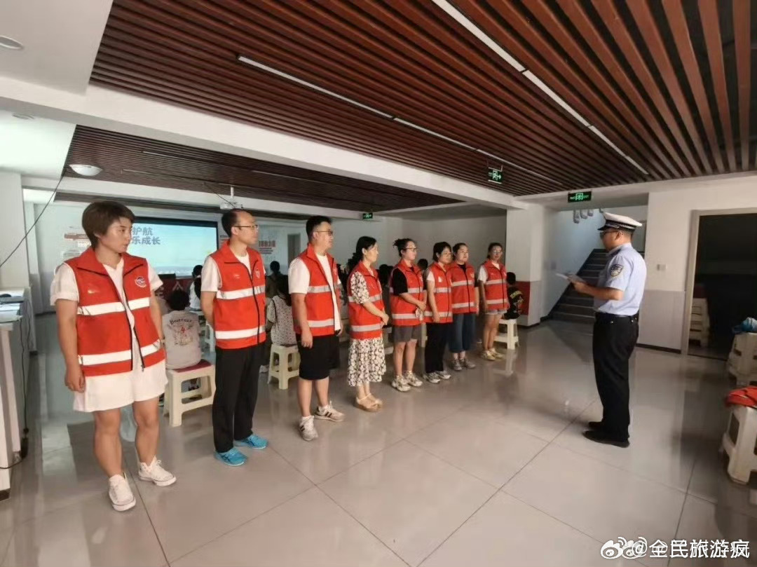 【暑期安全课，开进社区里】兰州公安交警守护一老一小 8月高温持续老人晨练、孩子外