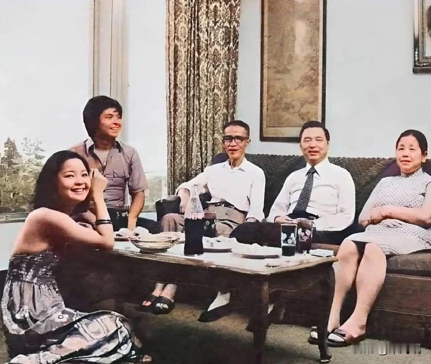 坐在地上的女子是邓丽君（Teresa Teng），打领带的男子是邓枢，他是邓丽君