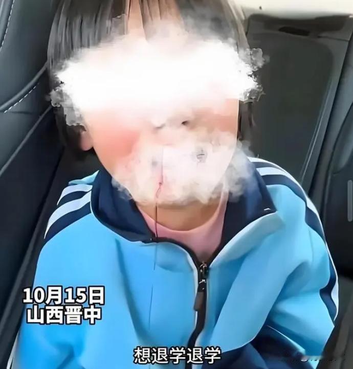 让人心疼！近日，山西一女童满嘴是血，向爸爸哭诉要退学、不想上学了，父亲安慰女儿，