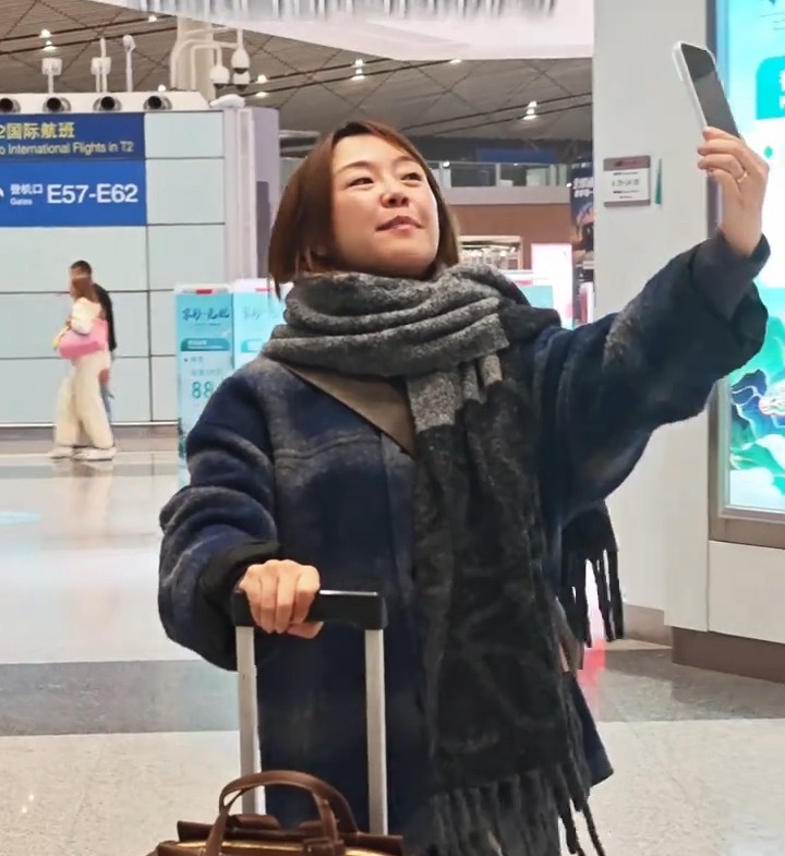 许斐婶已经习惯用小米17Pro的背屏自拍了[哈哈] ​​​