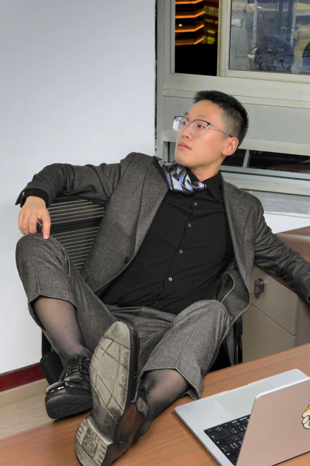 没有人觉得很恐怖吗，最近拍的照片全是黑白的衬衫加上灰西服的组合…