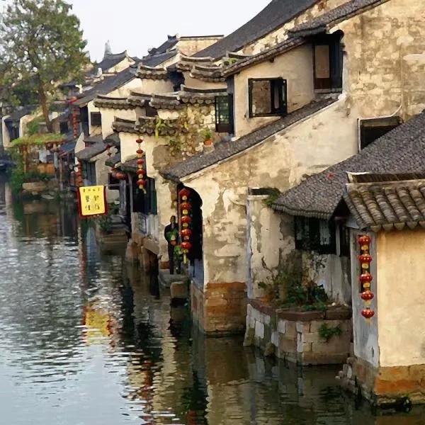 周四午盘点评

一、大盘指数表现

  • 黄线在上，白线在下，表明个股表现强于