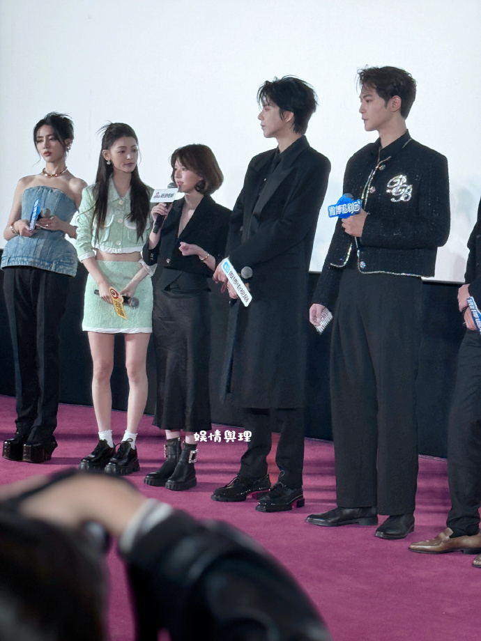 #赵露思 珠帘玉幕小手办#赵露思怎么可以这么可爱！现场小小的她，站在刘宇宁身边，