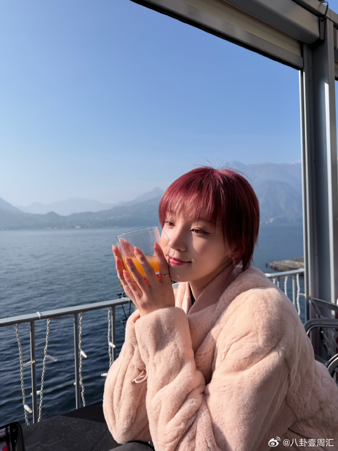 宋雨琦晒旅行明信片宋雨琦旅行明信片plog 宋雨琦寄来了旅行明信片，玩的开心呀！