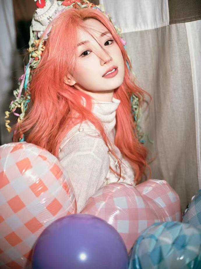 毛晓彤 女团门面级别 毛晓彤这女团造型太惊艳，甜美又元气！生日撞上春晚，今晚看她