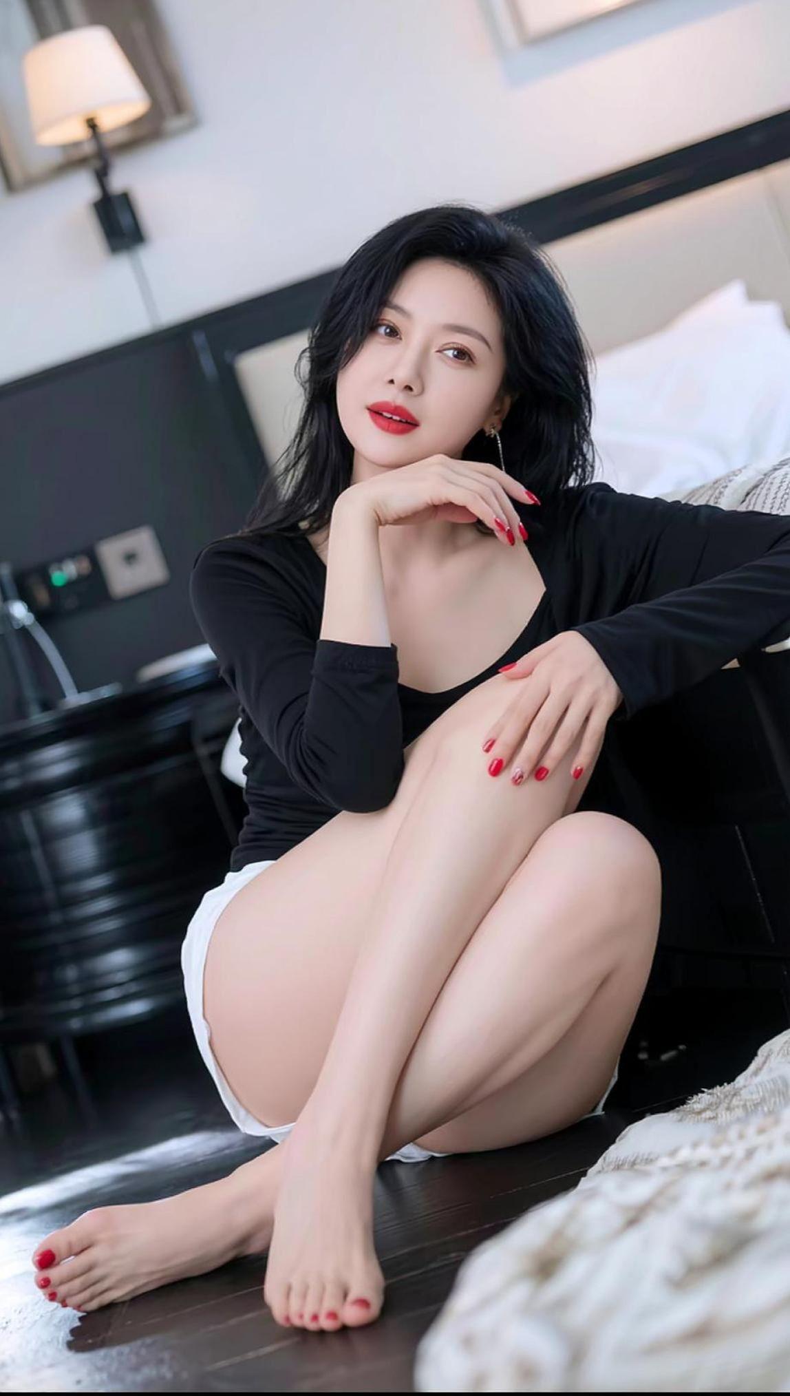 优雅黑裙，红唇诱惑，时尚与性感并存。为什么说女人美在气质 什么样的人才称得上“气