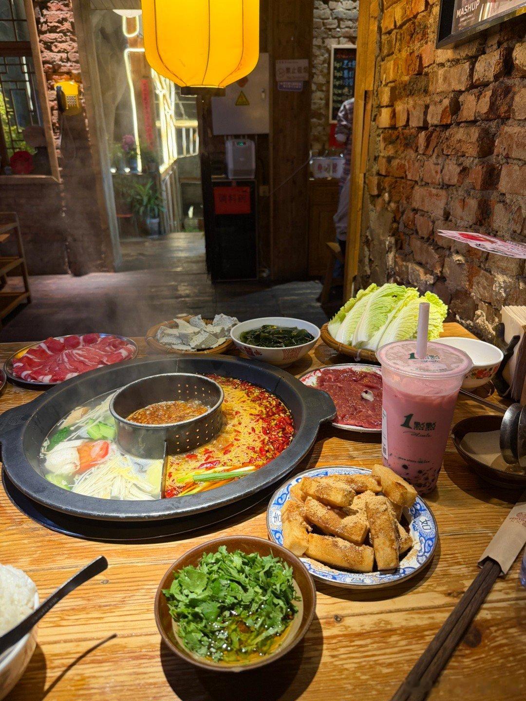 昨天吃的麻辣火锅➕一点点，非常苏轼现在又去买我的神 一点点蔓越莓奶绿加波霸三分糖