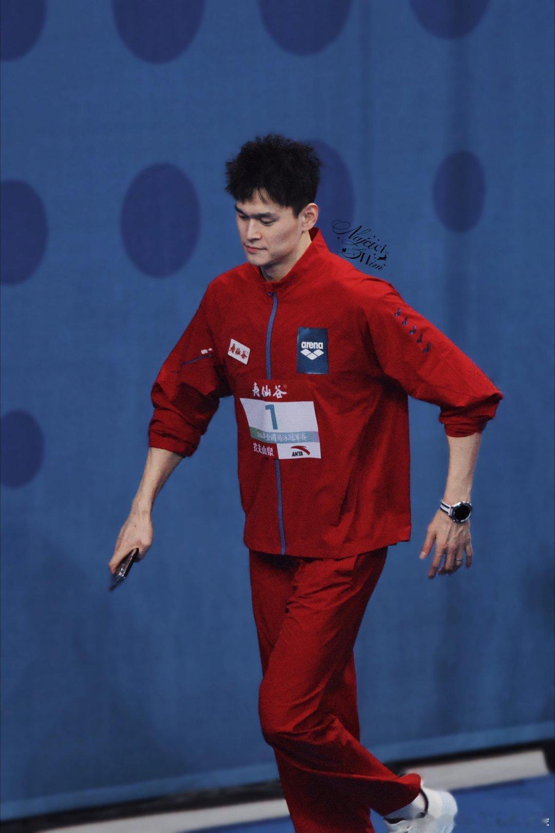 孙杨逆转局势重回第一孙杨接棒追平后反超全国游泳冠军赛男子 4X100 米接力决赛