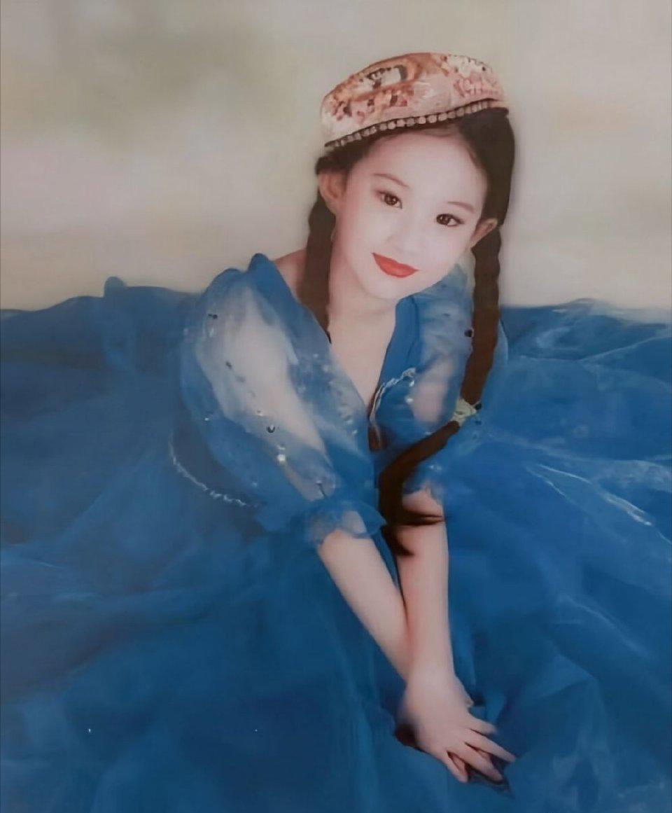 刘亦菲从小到大无变化，等比例长大，真正的美女都是这样吗？