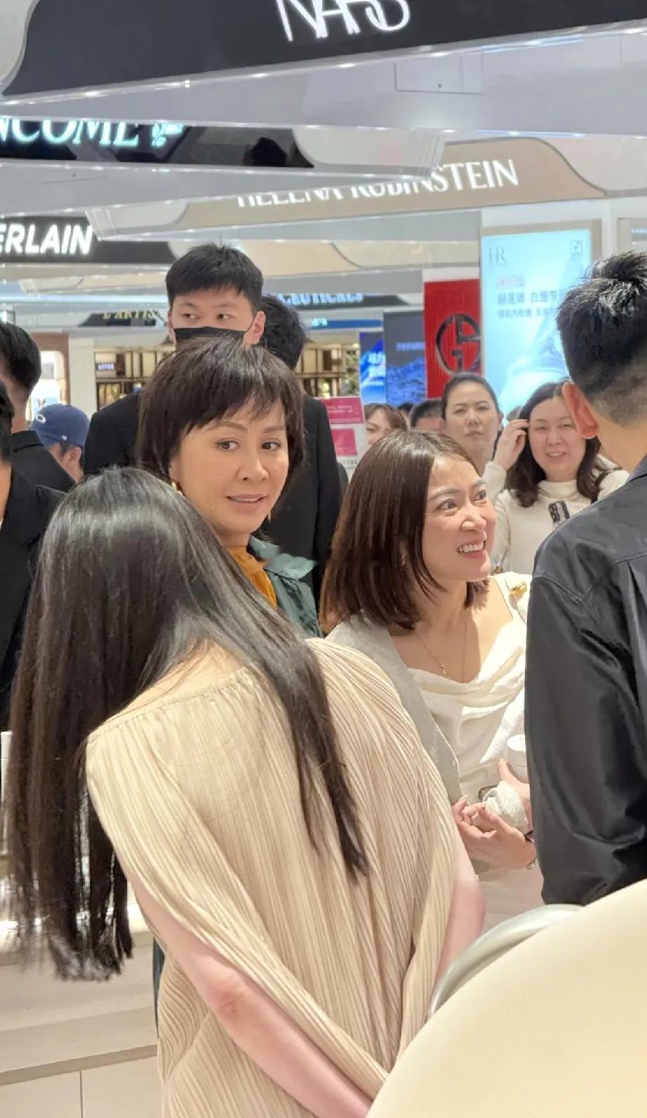刘嘉玲现身北京SKP，无修图越来越向蔡明看齐，甚至有人说分不清楚她和蔡明了，意思