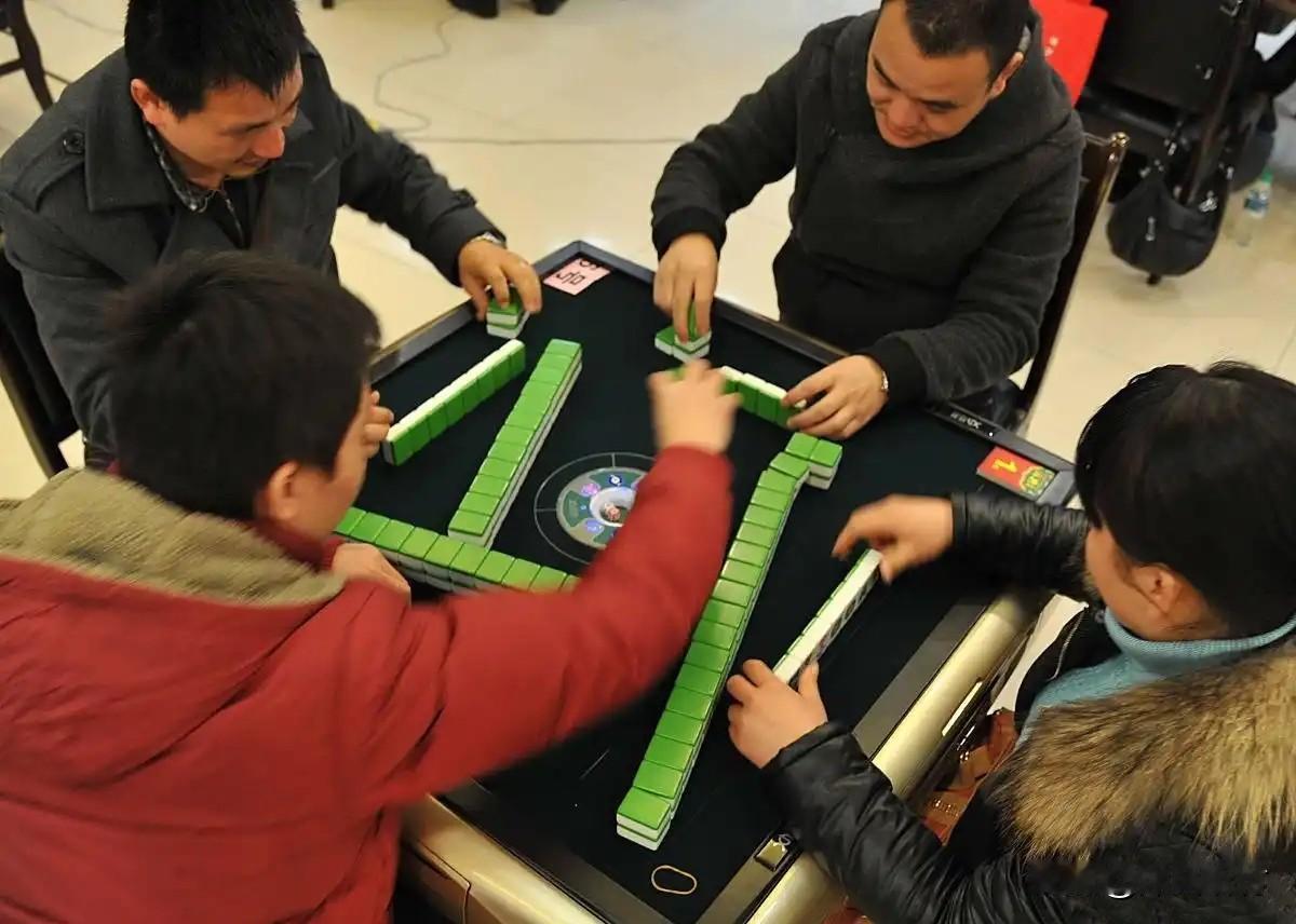 家人凑桌打麻将，这几点不留意，欢乐变矛盾
家里人凑一桌打麻将，就是图个饭后消遣，