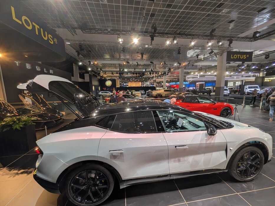 连莲花这种原本All-in纯电的品牌，现在也开始做PHEV了。看来豪华车纯电市场