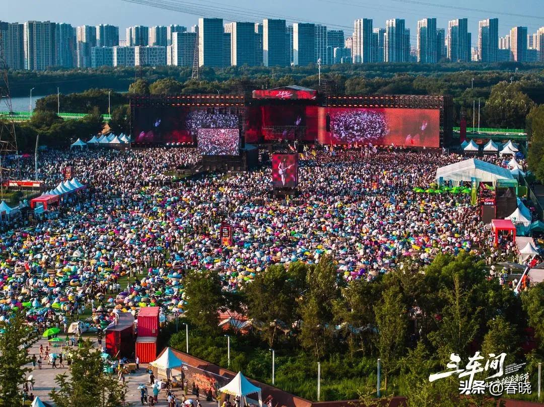 沈阳“三车间”工业摇滚音乐节这场面是世界级的，沈阳在东北是首屈一指的流行文化中心