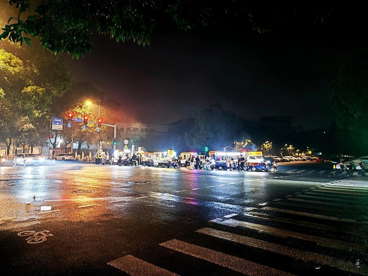 糟糕！开电动车，除了被迫吸二手烟外，又要忍受臭气熏天的下水道冲出来的刺鼻了。
