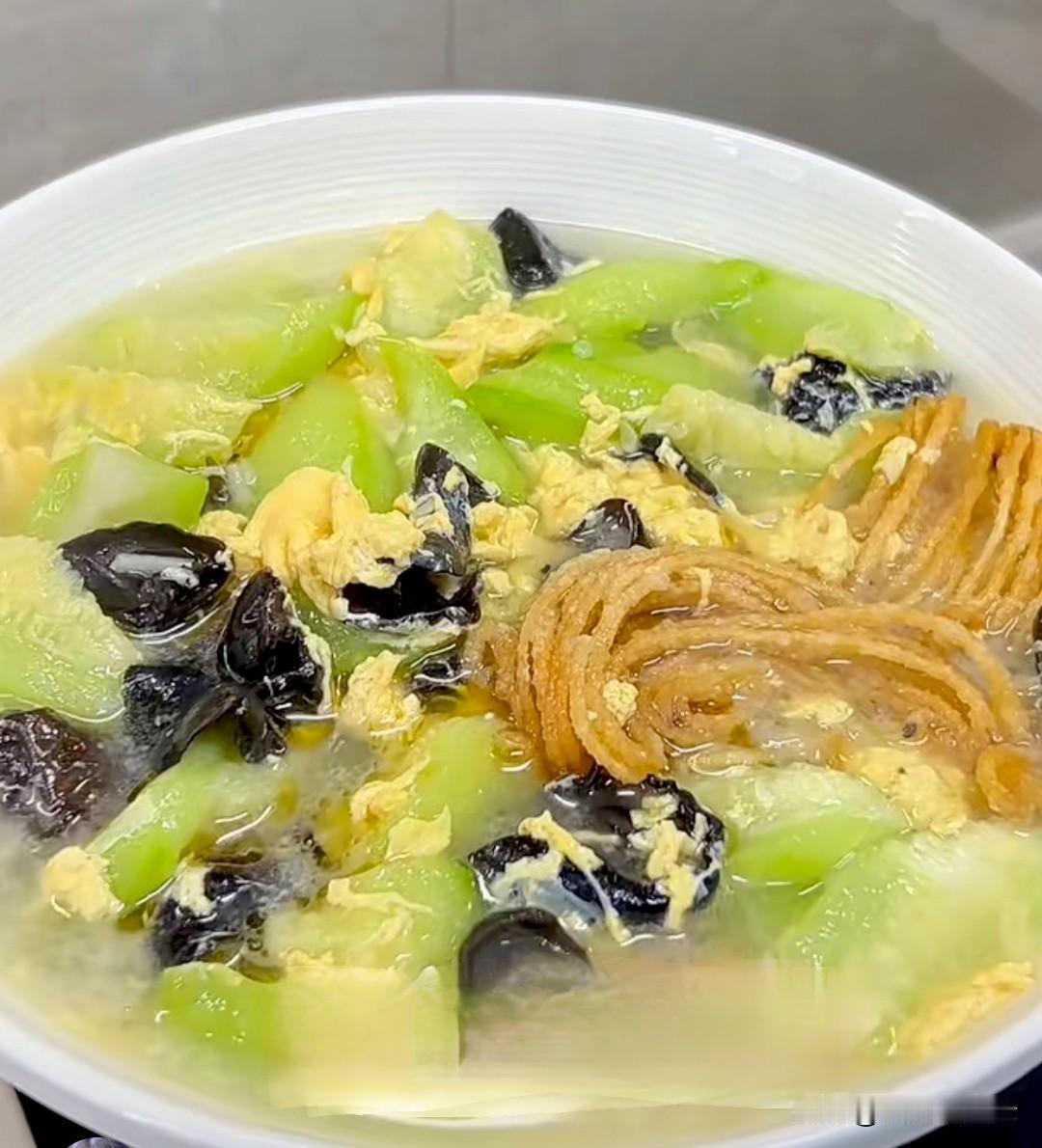 老淮阴人懂食、也懂时节，从不爱辜负自然馈赠。一把碧绿丝瓜，一撮金黄酥脆的本地茶馓